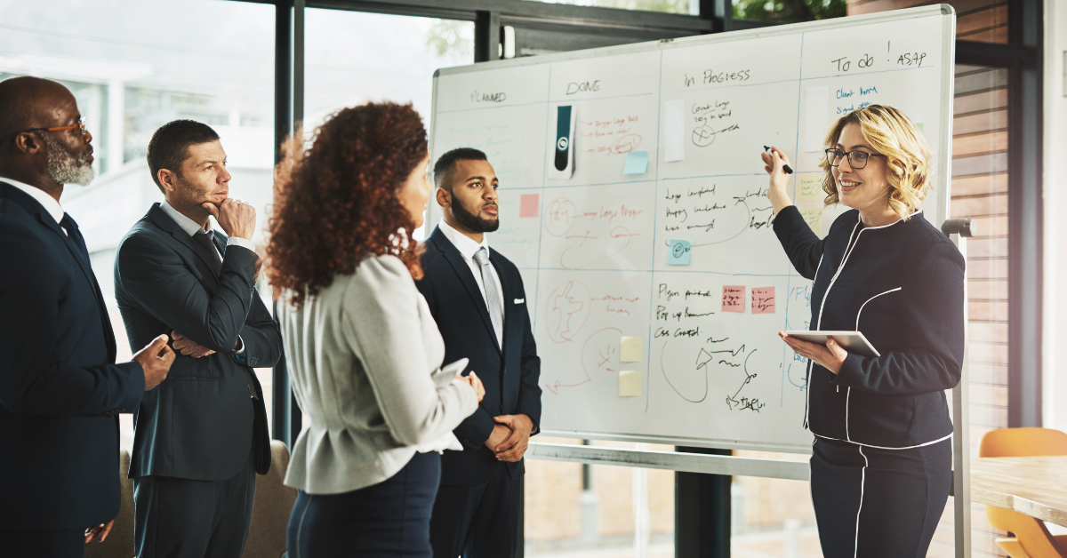 Conoce los tipos de líderes en el trabajo, sus fortalezas, riesgos y cómo adaptarlos a tu cultura para mejorar el rendimiento del equipo.